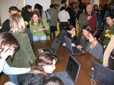 Durante la pausa il pubblico visita il sito sui computer in sala