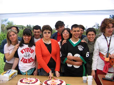 I ragazzi sorridono, davanti a loro si trovano due torte