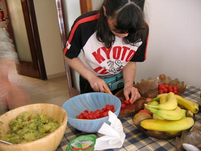 Si tagliano i pomodori per il pranzo