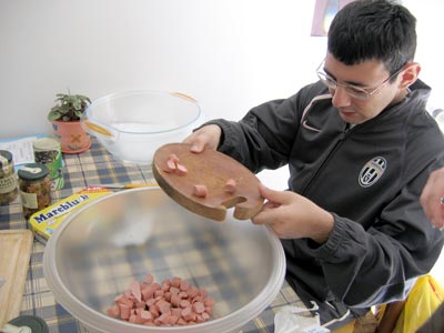 Marco aiuta in cucina