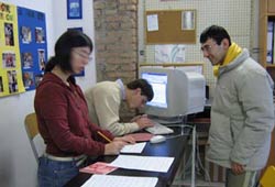 Raffaella e Marco controllano i testi che sta scrivendo Tommaso